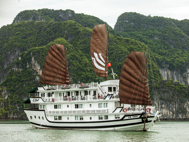 bhaya_classic_cruise_overview_halongbay_2